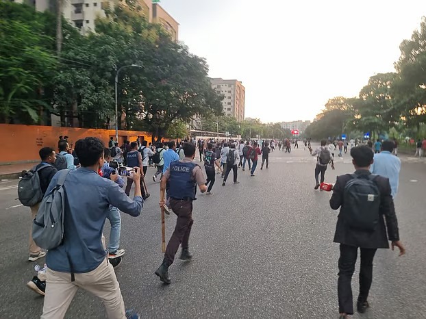 শিক্ষার্থীদের আন্দোলনে উত্তাল ঢাকা, লাঠিচার্জের পরও উত্তেজনা