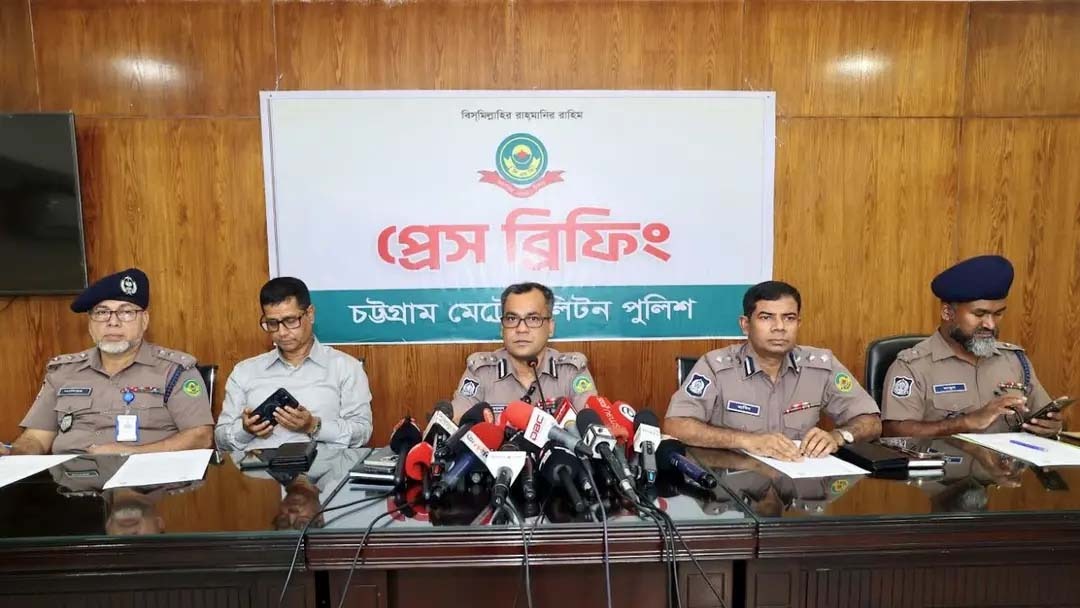 চট্টগ্রামে ইন্টারনেট প্রতিষ্ঠানে হামলায় গ্রেফতার আট