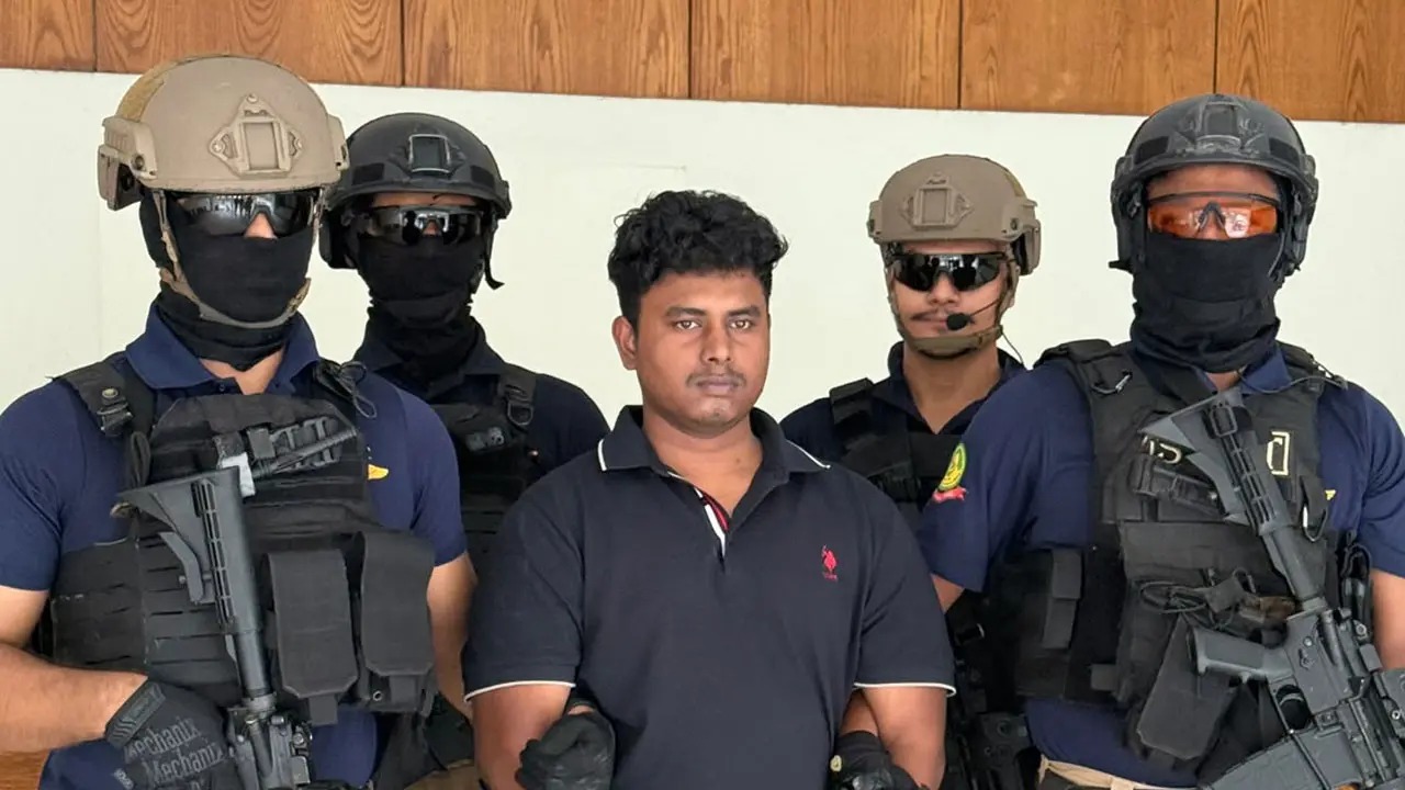 কাস্টমস সার্ভারে অনুপ্রবেশ, বিমানবন্দরে যুবক গ্রেফতার