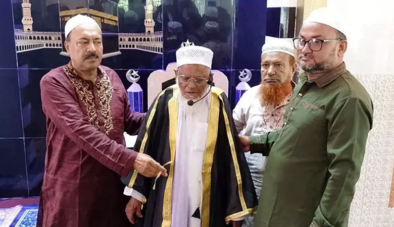 এক মসজিদেই ৫০ বছর ইমামতি, প্রিয় ইমামকে রাজকীয় বিদায়