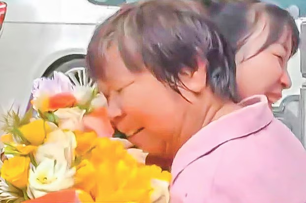 ৩৫ বছর পর হারানো মেয়েকে ফিরে পেল পরিবার