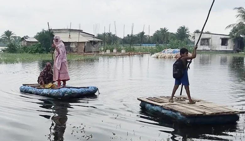 টানা বর্ষণে জলাবদ্ধতা, ভেলায় চলছে শত পরিবারের জীবন