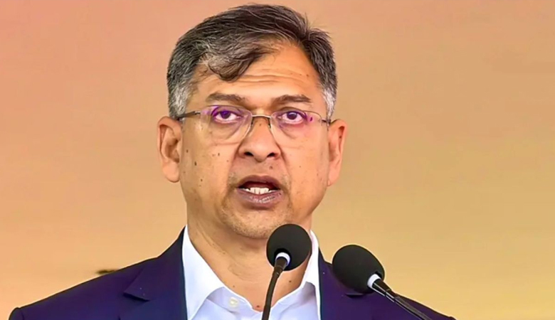 রাজনৈতিক পক্ষপাতমুক্ত থেকে সরকারি চাকরিজীবীদের কাজ করতে হবে: স্বরাষ্ট্রমন্ত্রী