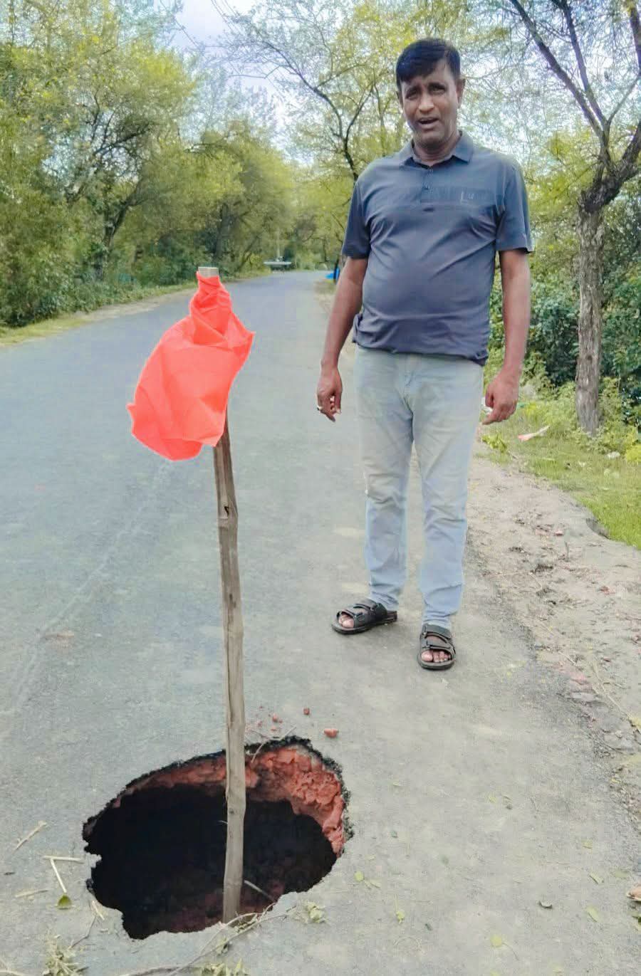 মাস না পেরোতেই বটিয়াঘাটা সড়কের খোয়া উঠে যাচ্ছে