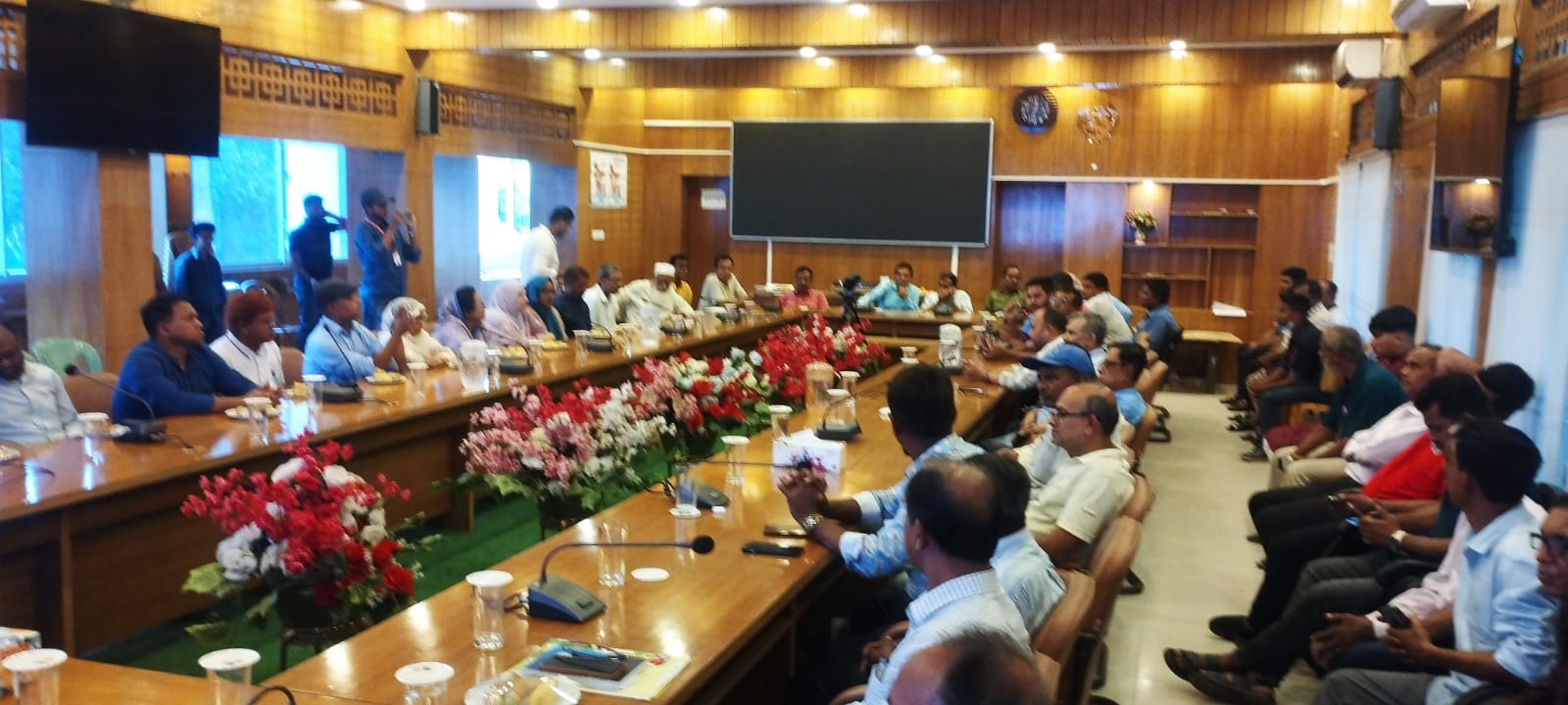 মাদারীপুরে ৪৭ স্বেচ্ছাসেবী সংগঠন পেল এককালীন অনুদানের চেক