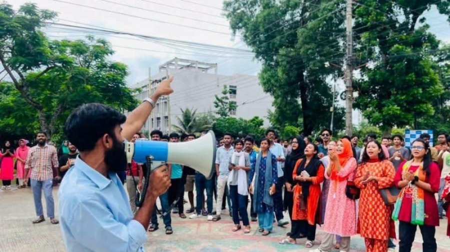 ছাত্রী হলে গোপনে ভিডিওর অভিযোগে উত্তাল খুলনা বিশ্ববিদ্যালয়