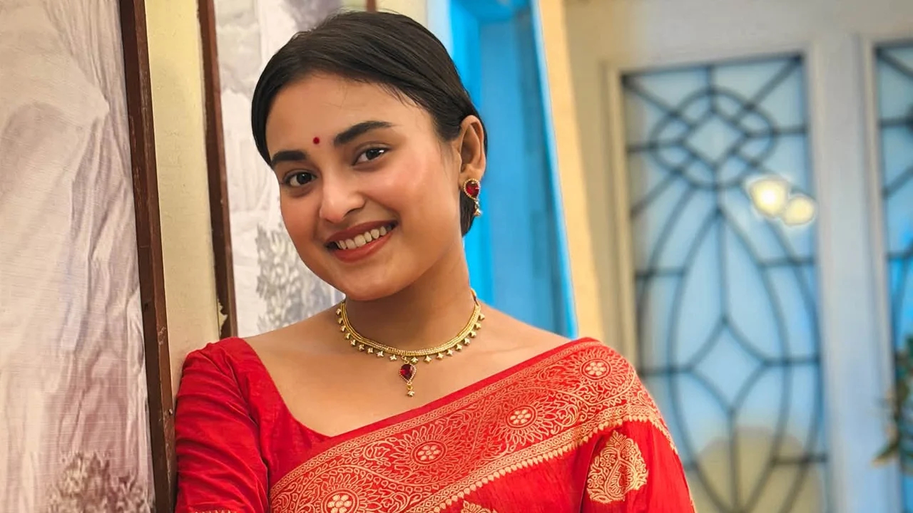 লাল শাড়িতে মুগ্ধতা ছড়ালেন তটিনী