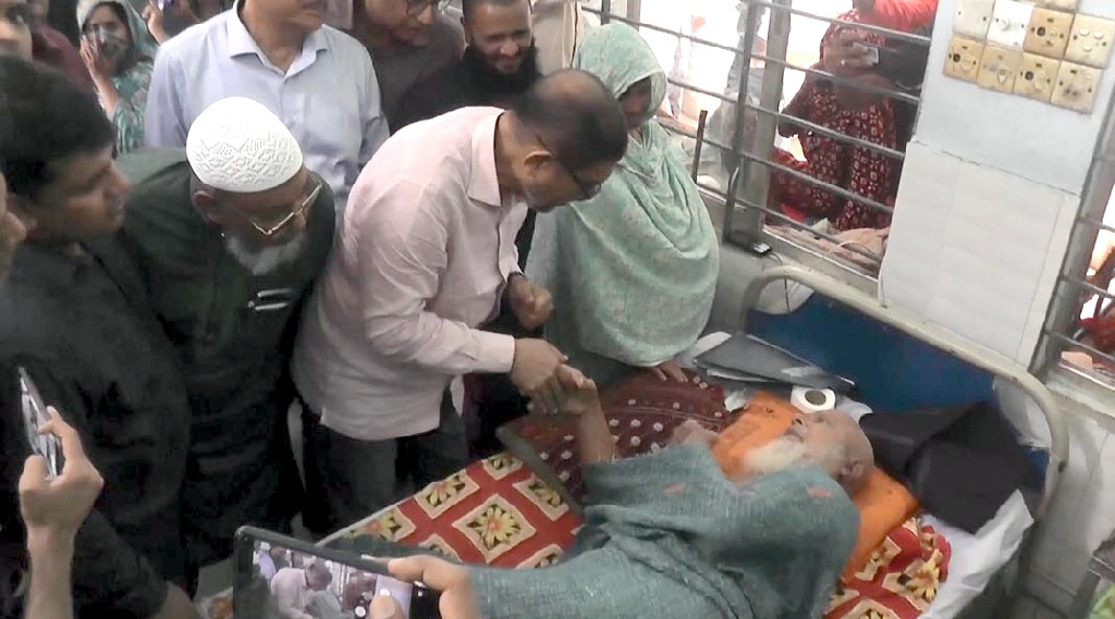 সাতক্ষীরায় স্বাস্থ্যমন্ত্রীর আকস্মিক পরিদর্শনে দুই চিকিৎসক ও নিরাপত্তাকর্মী বরখাস্ত