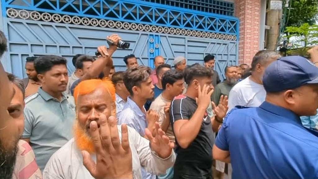 শিক্ষার্থীকে মারধরের অভিযোগে এমপির বাড়িতে হামলা