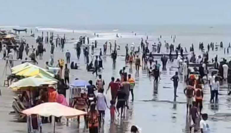 পর্যটকের ভিড়ে ফিরছে কুয়াকাটার প্রাণ