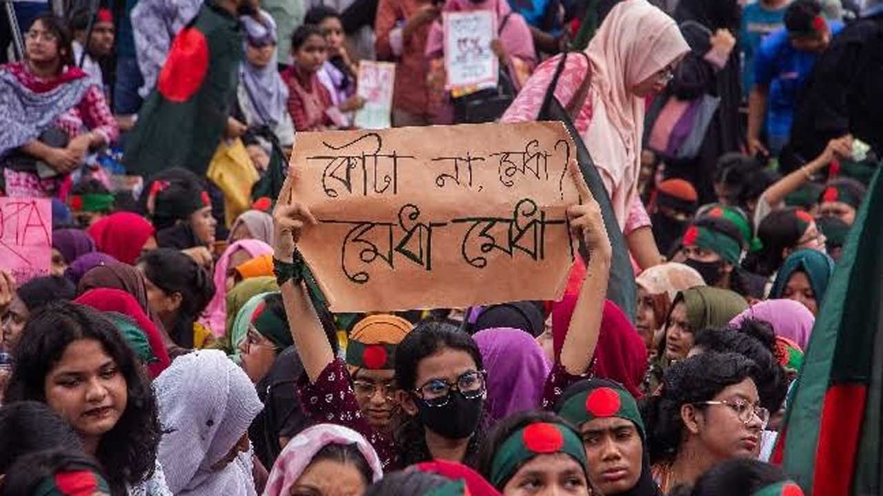 কোটা থেকে গণঅভ্যুত্থান, তবু চাকরিতে বৈষম্য দূর করা কঠিন