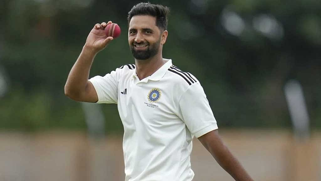 ইতিহাস গড়ে ভারতের টেস্ট দলে জম্মু-কাশ্মীরের আকিব নাবি