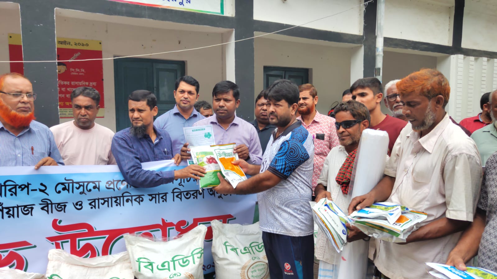 গাংনীতে আট হাজার কৃষক পেলেন পেঁয়াজ বীজ ও সার