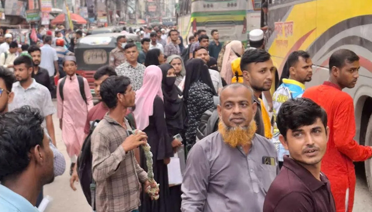 ছুটির ভিড়ে গাজীপুর মহাসড়কে যাত্রীচাপ, বাড়তি ভাড়ায় ভোগান্তি