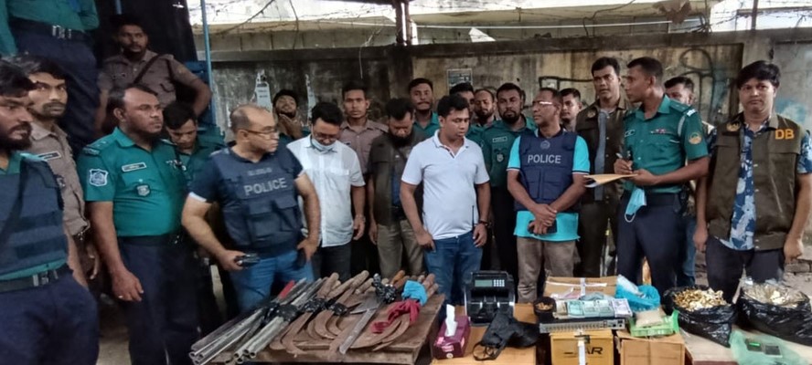 টঙ্গীর মাজার বস্তিতে রাতভর অভিযানে অস্ত্র-মাদকসহ গ্রেপ্তার ৩