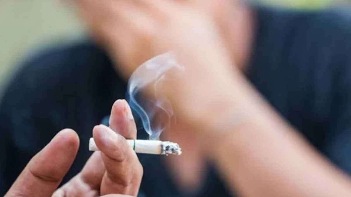 মুখ-মাড়ি-গলায় নীরবে আঘাত হানে সিগারেটের ধোঁয়া