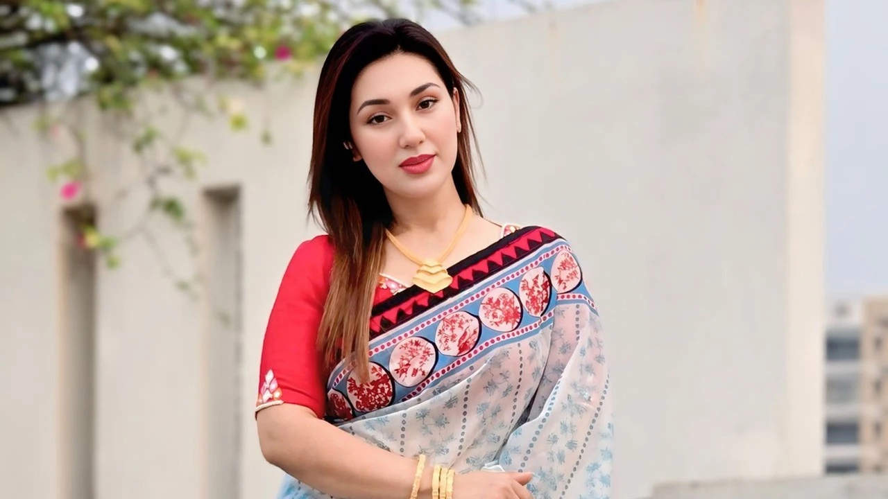 নেপাল থেকে লাইভে এসে নানা প্রশ্নের জবাব দিলেন অপু বিশ্বাস