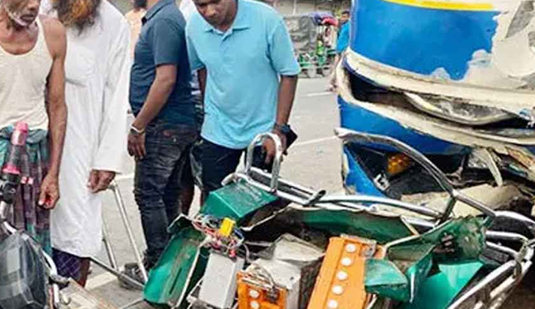 অটোরিকশায় বাসের ধাক্কা, প্রাণ গেল দুজনের