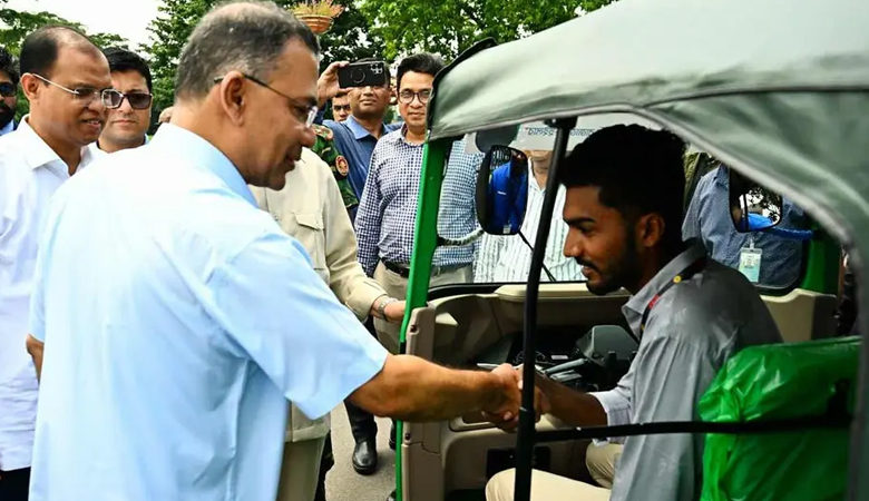 সিএনজিচালিত অটোরিকশা ও রিকশা উপহার পেলেন ২ জুলাইযোদ্ধা