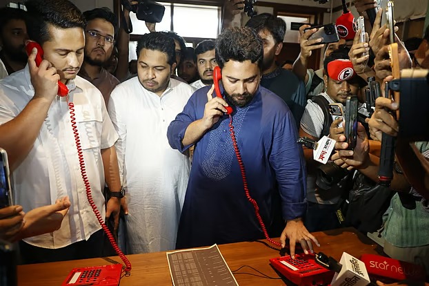 জুলাই জাদুঘরে লাল ফোনে হাসিনার কথোপকথন শুনলেন নাহিদ ইসলাম