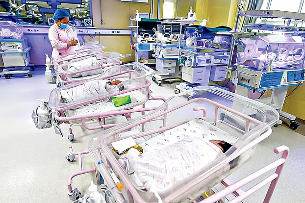 হাসপাতালের ভুলে দুই পরিবারে বড় হলেন দুই নারী