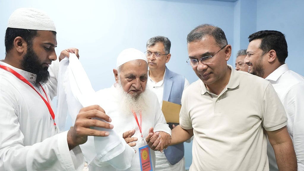 হেফাজত আমিরের দোয়া চেয়ে আহমদ শফীর কবর জিয়ারত প্রধানমন্ত্রীর