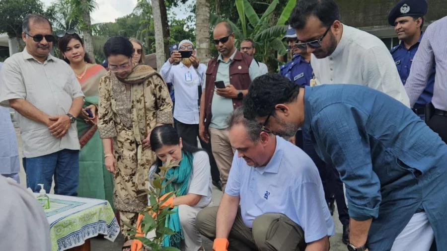 তথ্যমন্ত্রীর বাড়িতে ইলিশ-রসমালাইয়ে মার্কিন রাষ্ট্রদূতকে বরিশালী আপ্যায়ন