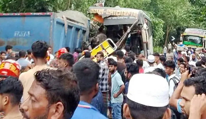 চাঁদপুরে বাস-ট্রাক মুখোমুখি সংঘর্ষে নিহত ৩