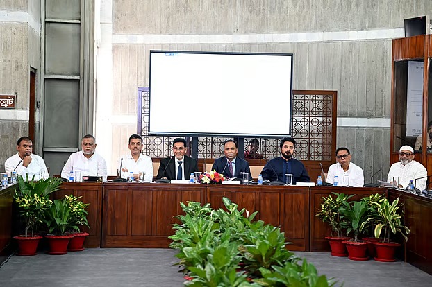 দলীয় সিদ্ধান্তের বাইরে ভোট দিলে সংসদ সদস্য পদ হারাবেন