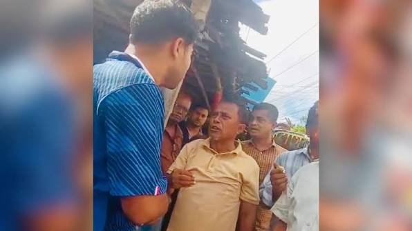 যুবদল নেতা পরিচয়ে চাঁদা দাবি, পুলিশের সামনেই হামলা