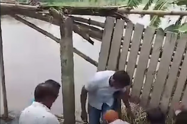 ‘সমস্যা হবে না’ বলার পরই ভেঙে পড়ল সাঁকো, রক্ষা এমপি