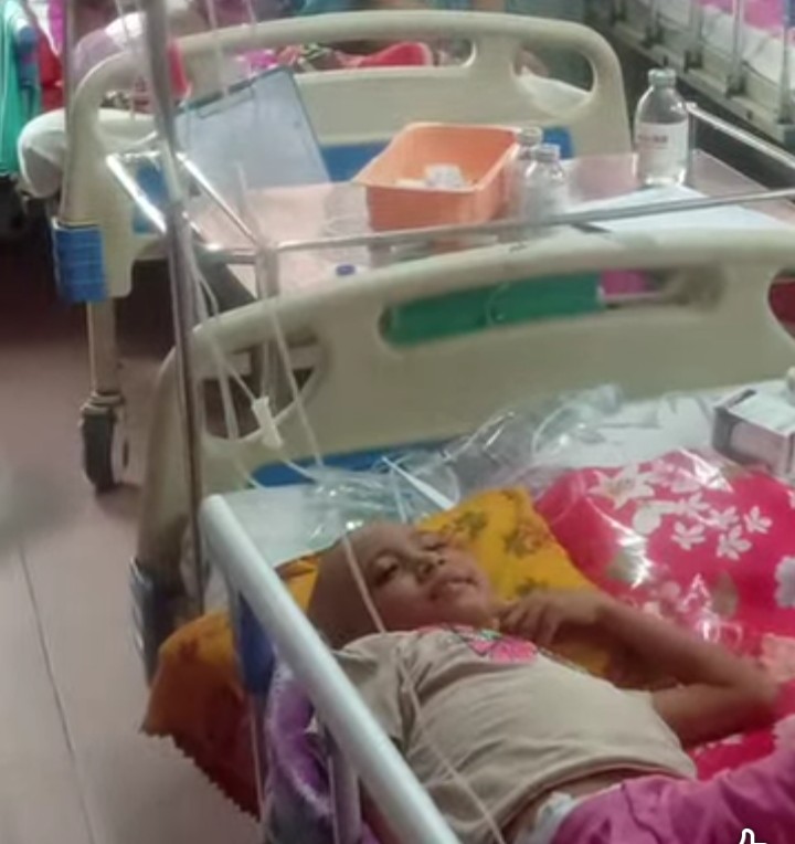 ব্লাড ক্যান্সারে আক্রান্ত ছোট্ট স্নেহার চিকিৎসায় সহায়তার আকুতি রিকশাচালক বাবার