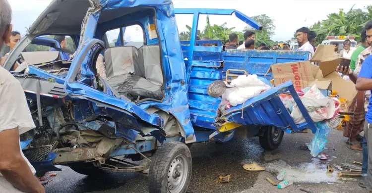 পূর্বধলায় পিকআপ ও সারবোঝাই ট্রাকের মুখোমুখি সংঘর্ষে নারীসহ নিহত ৪