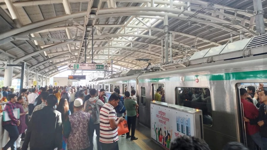 যাত্রীদের সুবিধায় মেট্রোরেলে রাতের শেষ ট্রেনের সময় বৃদ্ধির উদ্যোগ