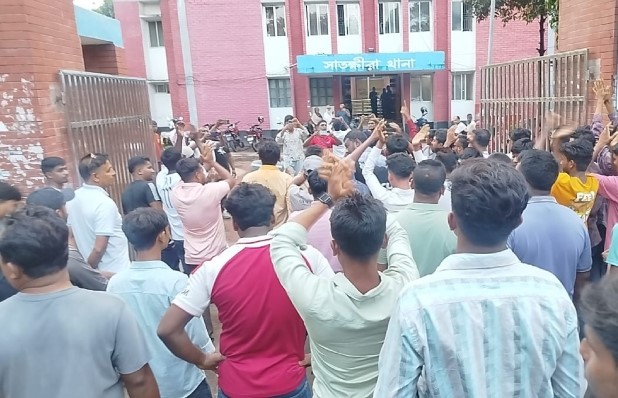 সাতক্ষীরায় ছাত্রদলের বিক্ষোভ, ওসির পদত্যাগের দাবি