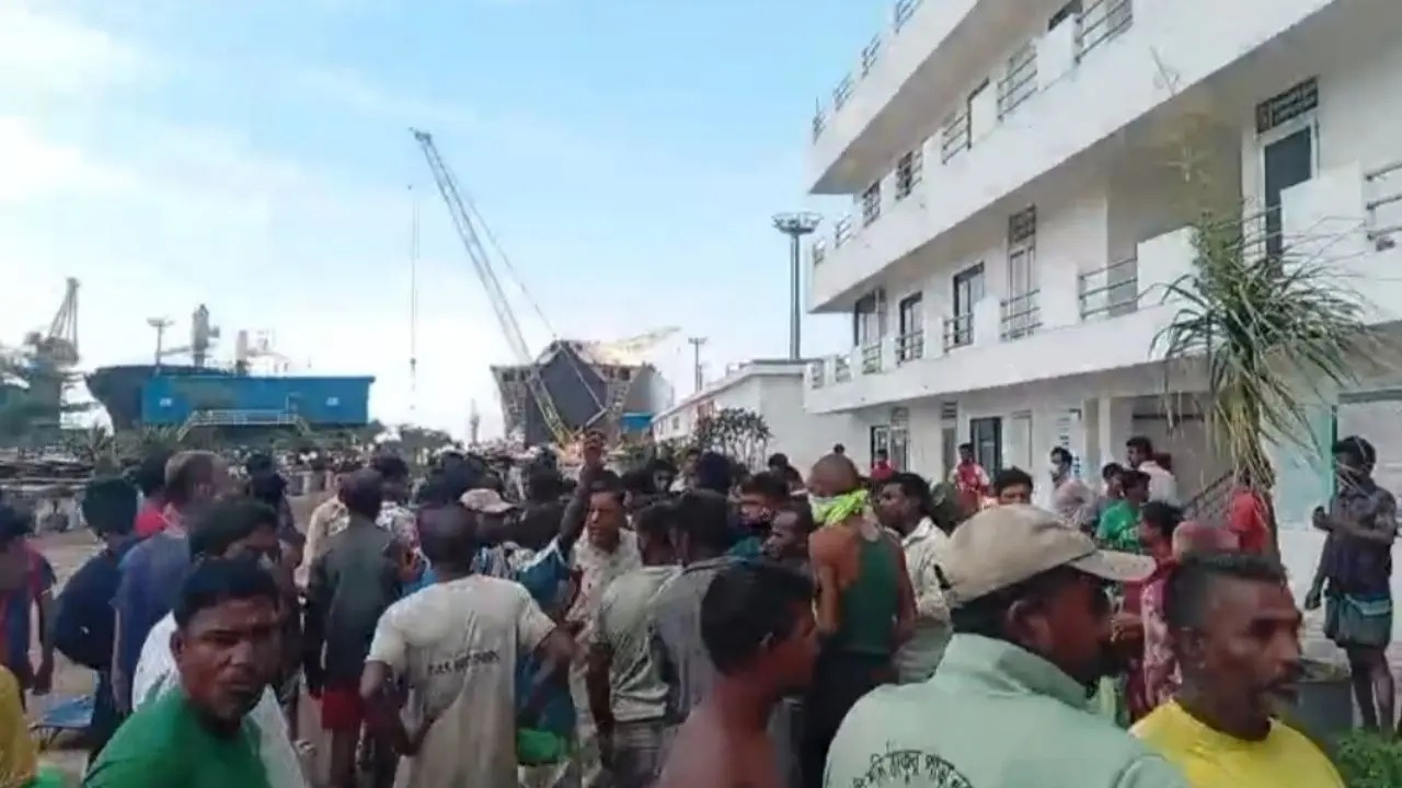 সীতাকুণ্ডে শিপইয়ার্ডে বিষাক্ত গ্যাসে পাঁচ শ্রমিকের মৃত্যু