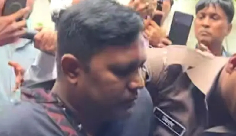 ধানমন্ডি ৩২ এ বঙ্গবন্ধুর প্রতিকৃতিতে শ্রদ্ধা জানাতে গিয়ে যুবক আটক