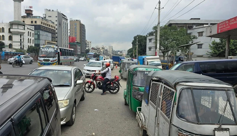 গ্যাসের জন্য রাতভর লাইন, দুপুরেও মিলছে না গ্যাস
