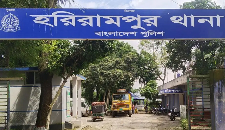 হাতকড়াসহ পালালো যুবক, বাবা-মায়ের সহায়তায় ফের আটক