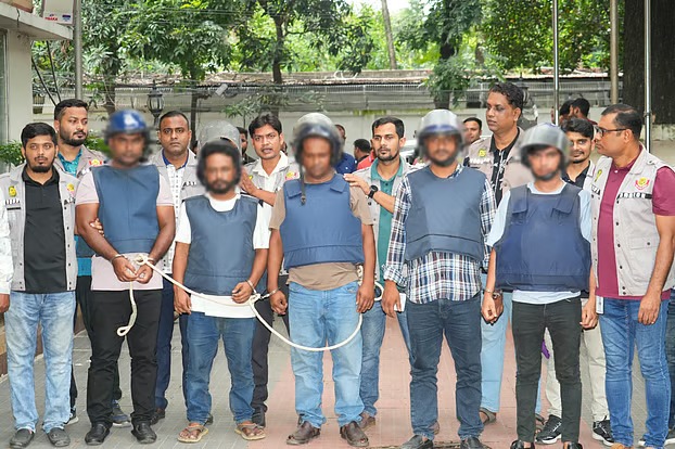 র‌্যাব সেজে পেট্রলপাম্পের সোয়া কোটি টাকা লুট, গ্রেফতার ৫