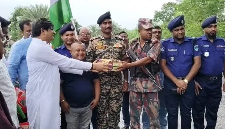 ভারতের স্বাধীনতা দিবসে বিজিবিকে মিষ্টি দিলো বিএসএফ
