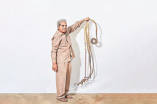 নখ বাড়িয়ে বিশ্ব রেকর্ড, ৬৬ বছর পর কাটলেন