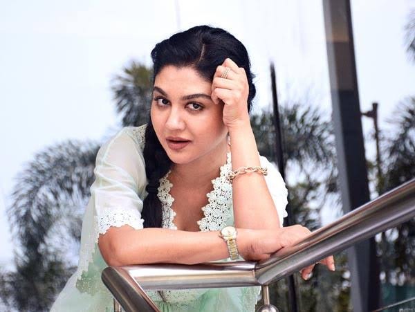 কলকাতায় মিছিল করে তোপের মুখে জয়া আহসান