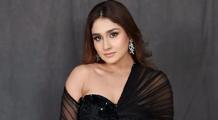 আসন নিয়ে ঝগড়া, রেলকর্মীদের ওপর হামলা করায় গ্রেপ্তার অভিনেত্রী