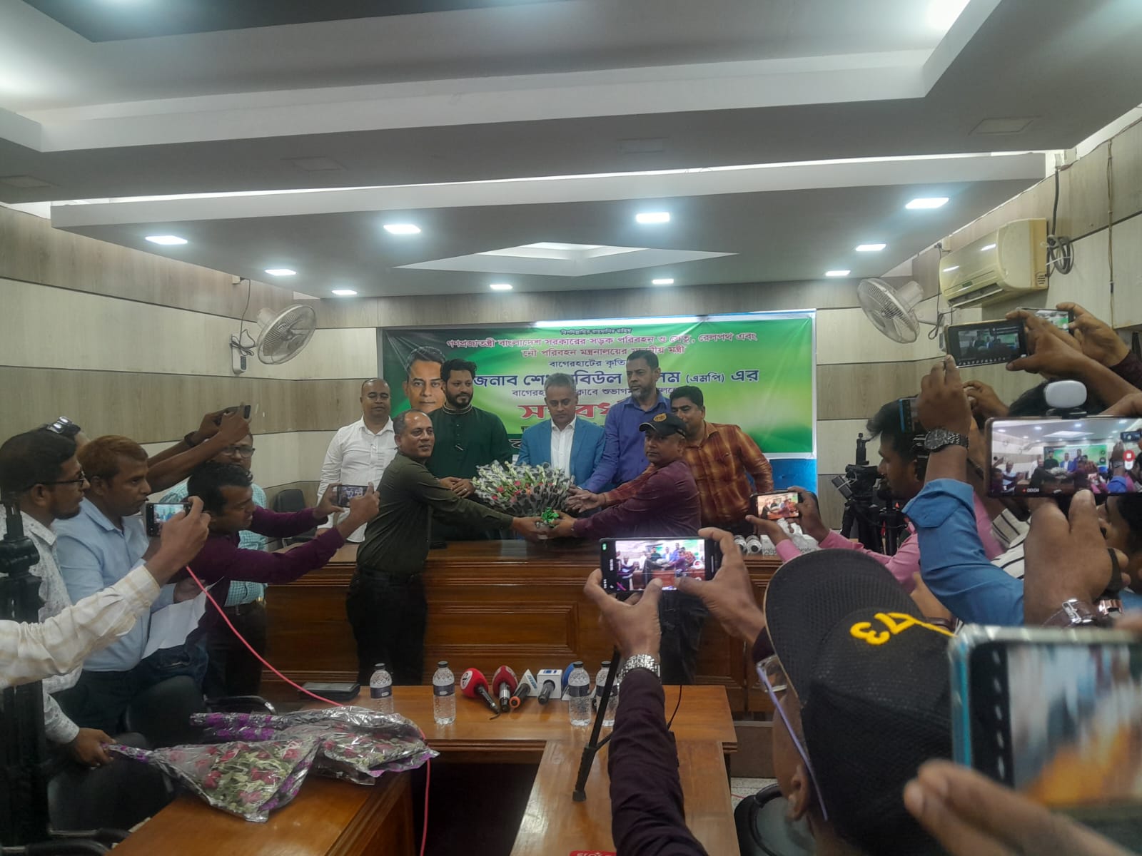 জনগণের স্বার্থে মাইক্রোস্কোপে দেখুন, সাংবাদিকদের সেতুমন্ত্রী