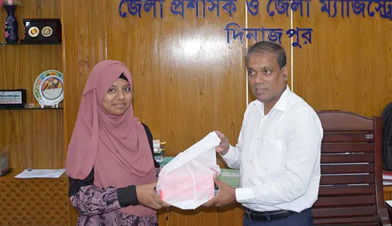 ডিসির কাছে পড়া দিয়ে স্কুলের একমাত্র জিপিএ-৫ জয়ী সাদিয়া