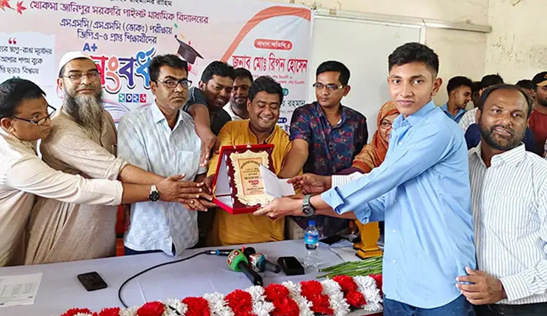 ৫ কিমি সাইকেল চালিয়ে স্কুলে যাওয়া রওনক এসএসসিতে যশোর বোর্ডে দ্বিতীয়