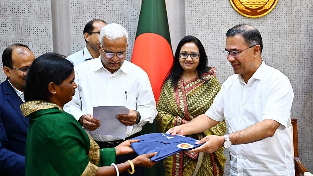 চা শ্রমিকদের জন্য ২০ হাজার রেইনকোট দিলো বেসরকারি খাত