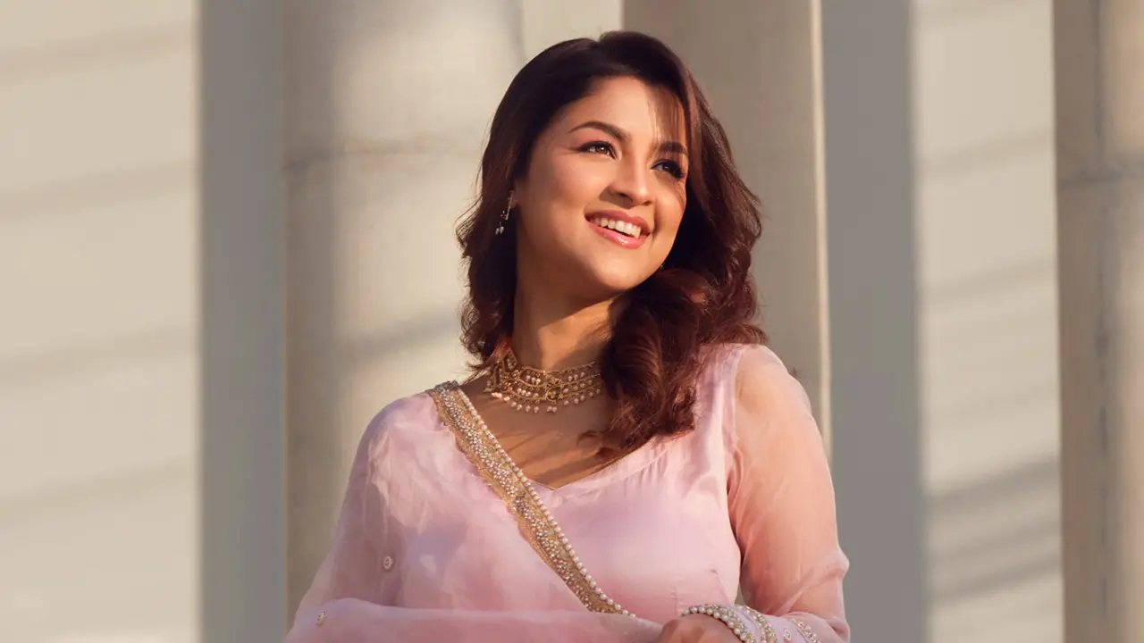 ‘গোলাপি বাস’ নিয়ে যা বললেন সাদিয়া আয়মান