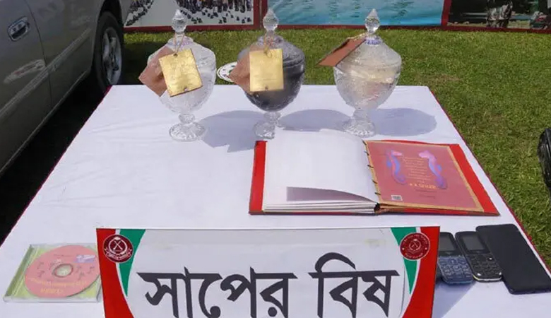 চিরিরবন্দরে ৩৮ কোটি টাকার সাপের বিষসহ গ্রেফতার ৪